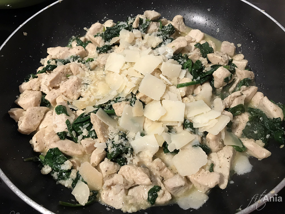 Kurczak ze szpinakiem i parmezanem w wersji fit