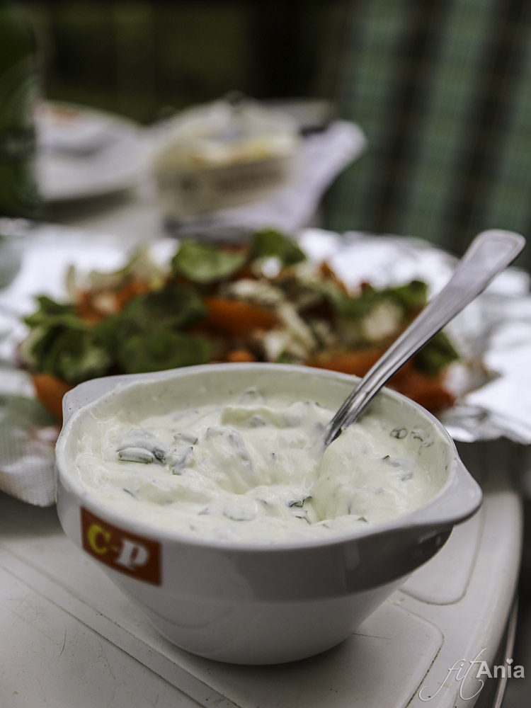Sos czosnkowy jako dodatek do grillowanych warzyw