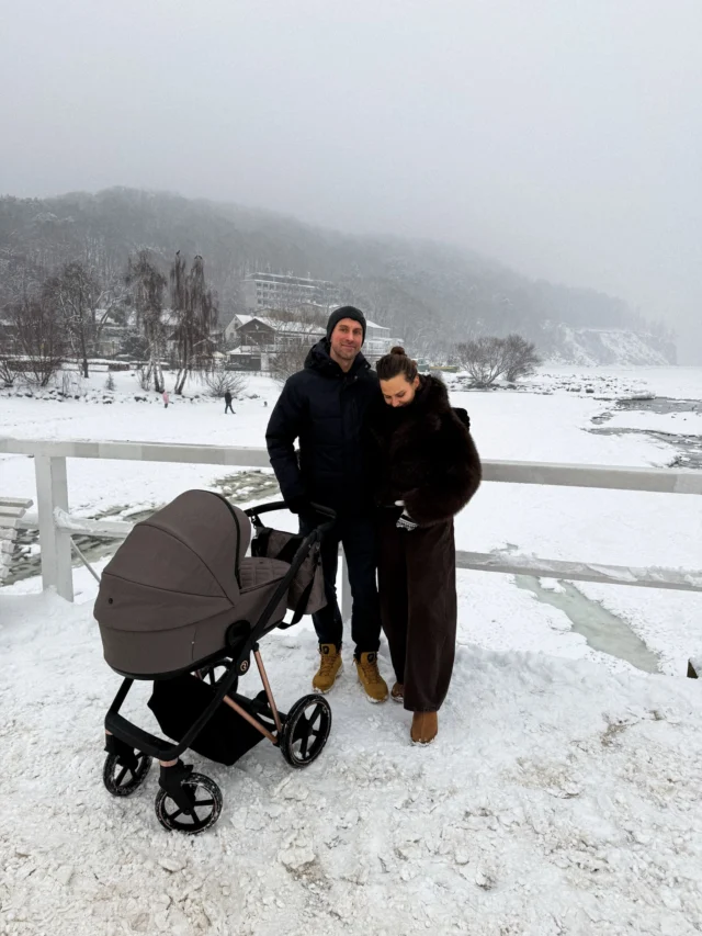 Ta zima była taka, jaka powinna być. 🤍 I nie mam na myśli jedynie pogody. 🌨️

Na chwilę zwolniliśmy tempo, by wraz z naszym synkiem przetrwać „czwarty trymestr” i poznać siebie nawzajem. 👶🏼♥️

Ale nie zrezygnowaliśmy całkowicie z naszego dotychczasowego stylu życia. Po prostu dostosowaliśmy go do aktualnych możliwości 😉

❄️ Co wydarzyło się tej zimy?

• wróciłam do aktywności po porodzie - najpierw nordic walking, później bieganie 🏃🏽‍♀️‍➡️
• byliśmy na paradzie z okazji 100-lecia Gdyni - we trójkę! 🫶🏽
• @pan_tomm przejął kuchnię, karmiąc mnie - matkę karmiącą 🤱🏽 (i zrobił idealny ramen! 🍜)
• Bałtyk zamarzł, a my podziwialiśmy widoki jak z bajki 🌨️
• po ponad 2 latach wróciłam do picia kawy ☕️
• 1 marca skończyłam 37 lat (nadal czuję się na co najmniej 10 mniej 🫣)
• urodzinowy weekend spędziliśmy tradycyjnie na wyjeździe - tym razem w Polsce 🎂
• spotykaliśmy się z rodziną przy każdej możliwej okazji ❤️
• a na Półwyspie Helskim zaliczyliśmy pierwszą małą wyprawę z Maksem w nosidełku 😍 (i prawie straciliśmy drona… 🙈)

Teraz czas na wiosnę w nowym wydaniu! 🌷🧑‍🧑‍🧒

#zima2026 #gdynia #fitmama #rodzicielstwo #newparentslife