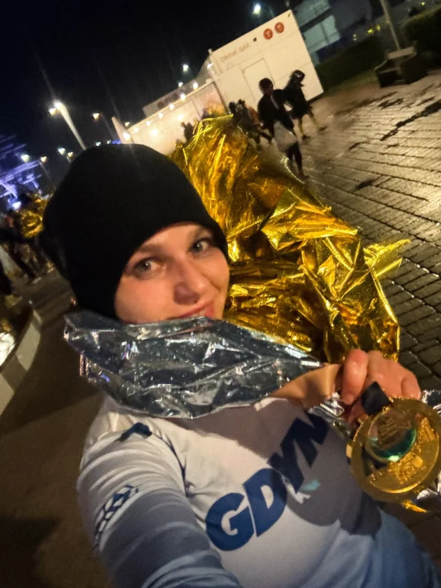 Zrobiłam to! 🙌🏽 Niecałe pół roku po cesarce, 3 miesiące od powrotu do biegania po ciąży.

Mój pierwszy półmaraton od października 2024 na Ironman 70.3 Poreč! 💪🏽

Na tym biegu nie rywalizowałam z nikim innym, tylko ze sobą.

Tempo już dużo lepsze, niż na lutowym Biegu Urodzinowym na 10 km (6:13/km vs 7:00/km). Na koniec nawet przyspieszyłam, „jak za dawnych lat”… 🥹

Nie przeszkadzała mi ta parszywa, wietrzna, deszczowa pogoda 🌧️ - jedynym jej minusem było to, że na mecie nie czekali na mnie @pan_tomm z Maksem.

Synek był przez cały czas z tatą, ale i tak gdy stałam na starcie wraz z 10 tysiącami biegaczy, w mojej głowie mieszała się ekscytacja z niepokojem.

Radość, bo znów „jestem w grze” - trenuję, mam zajawkę, biorę udział w zawodach.

A jednocześnie zastanawiałam się, czy śpi, czy marudzi, czy chce się do mnie przytulić… 🥺

Kiedyś tego nie rozumiałam - do czasu gdy zostałam mamą… ♥️

W każdym razie osiągnęłam swój kolejny mały cel. 🎯

Półmaraton na 100-lecie Gdyni zaliczony.

W sumie to @pan_tomm stwierdził, że w tym roku jest fajny medal, więc ktoś musi dla niego pobiec. On tydzień wcześniej robił maraton w Gdańsku, dlatego padło na mnie… 😅

Co dalej? Tego sama jeszcze nie wiem - czas pokaże 😌

#półmaraton #polmaratongdynia #bieganie #biegajacamama #fitmama