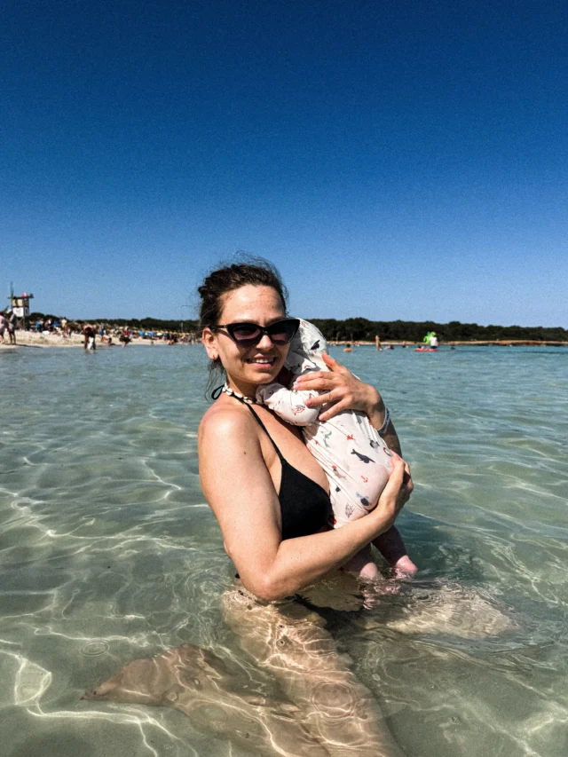 Pierwsze wakacje z Bobasem! ♥️👶🏼🌴☀️

O tym, że Majorka to świetny kierunek dla rodzin z małymi dziećmi, wiedziałam już od dawna.

🏝️ Po raz pierwszy odwiedziłam tę wyspę 6 lat temu, wtedy z rodzicami i młodszym bratem. 

Za każdym razem zaskakiwała mnie liczba wózków zaparkowanych przed hotelową restauracją, a także ilość atrakcji i udogodnień dla najmłodszych.

W tym roku sami z @pan_tomm sprawdziliśmy, jak to wszystko wygląda w praktyce - jako rodzice półrocznego malucha ♥️

Najbardziej stresował mnie pierwszy lot samolotem z niemowlakiem. Bałam się skoków ciśnienia i tego, że Maks sobie z tym nie poradzi. On natomiast nawet się nie zorientował, że w ogóle wzbiliśmy się w powietrze ✈️☁️😀

Obydwa loty, w pierwszą i w drugą stronę, przebiegły zupełnie bezproblemowo. ✌🏽 Ale to jest temat na osobny post.

Udało się wygrzać, pozwiedzać, wypocząć, a nawet trochę pobiegać 🏃🏽‍♀️‍➡️ (choć nie obyło się bez przerwy na karmienie pod palmą 🤱🏽🌴♥️).

Było inaczej, wolniej, spokojniej - bo tak musi teraz być. 😌

Mimo to nie zrezygnowałam z tej cząstki siebie, która woła o aktywność fizyczną i podróże. 💪🏽

Cieszę się, że ten styl życia nasz syn chłonie już od swoich pierwszych chwil na tym świecie. 🌍

💭 Najpiękniejsze wspomnienie z wyjazdu? Radość Maksia, który pierwszy raz zamoczył stópki w Morzu Śródziemnym 🥹♥️

Pytanie do mam, tatusiów i przyszłych rodziców - gdzie byliście / dokąd planujecie pierwsze podróże? W jakim wieku Wasze dzieci pierwszy raz wyruszyły w drogę? 🧭

#majorka #podrozezniemowlakiem #podrozezdzieckiem