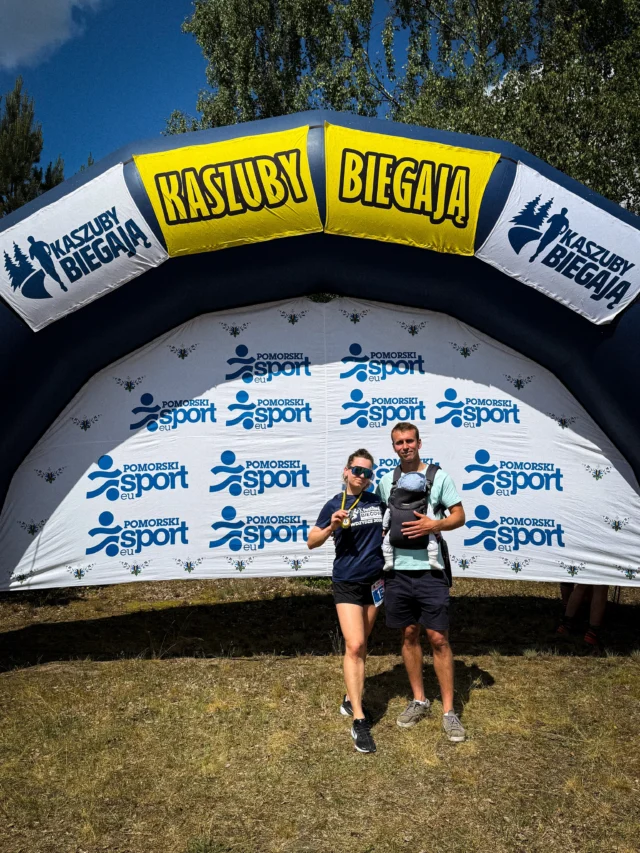 X Festiwal Biegów Polski Północnej zaliczony! 6 czerwca - 10 km (ja), 7 czerwca - półmaraton (@pan_tomm) 💪🏽❤️‍🔥

Wróciliśmy na tę imprezę po 8 latach. W 2018 roku obydwoje zrobiliśmy tutaj Półmaraton Stolema. Wtedy było tak samo upalnie, jak teraz… i w sumie to cieszyłam się, że nie zapisałam się tym razem na te 21,1 km🙈

A na trasie mojego biegu martwiłam się podwójnie - żeby tylko nie paść w tym gorącu tuż przed metą i czy aby na pewno tata dobrze chowa synka w cieniu… ⛱️😅 (tylko mamy zrozumieją)

@festiwalbiegowpp @kaszubybiegaja 

#kaszubybiegaja #bieganie #wdzydze #biegajacyrodzice #festiwalbiegowpolskipolnocnej