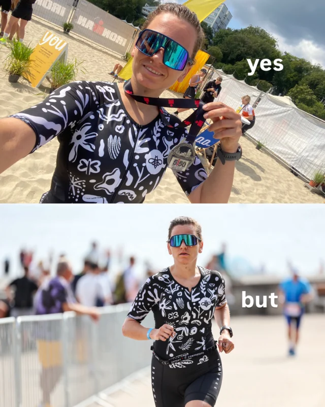 Yes, but… triathlon edition 🏊🏼‍♀️🚴🏽‍♀️🏃🏽‍♀️

Nie wiem, czy ten trend nadal jest trendem, ale mi się podoba i od miesiąca albo dwóch chciałam dodać swoją, triathlonową wersję 💪🏽

To tak trochę z tęsknoty za tym sportem… 🥹

No to lecimy! Triathlon i jego osobliwości 👉🏽

1. Ukończ sobie triathlon, ale najpierw na trasie rowerowej załóż łańcuch, który spadł na podjeździe i biegaj w słońcu ubabrana smarem 😀

2. Pływaj (obojętnie, czy open water, czy na basenie), ale potem przez resztę dnia miej na twarzy odciśnięte okularki 🤓

3. Wystartuj w zawodach, ale chodź później z tatuażem z markera na nodze 🖊️

4. Jeździj sobie na swojej szosie, ale nie zapomnij dorobić jej rogów 🐐

5. Na wakacjach idź na plażę, ale przedtem po niej pobiegaj 🌴

6. Chilluj sobie w wodzie jak boja, ale najpierw przepłyń na treningu 2559 m 🏊🏼‍♀️

7. Stań na pudle w swojej Age Group, ale najpierw posłuchaj trenera i pociśnij ładnie na bieganiu 🔥

8. Zachwycaj się zachodem słońca na treningu, ale później nie płacz, jak w rozkojarzeniu zaliczysz dzwona i pierwsze szlify 🩹

9. Siedź sobie znów na plaży, ale najpierw zrób trening siłowy 🏋🏽‍♀️

10. Zalicz kolejny triathlon, ale potem leż na ławeczce jak kapeć bez mocy 🫠

11. Zdobądź kolejny medal, ale dzień wcześniej zjedz dziwną kolację z samych węgli 🍌

12. Zwiedzaj sobie Sintrę, ale rano zrób trening biegowy i łącznie 40 tysięcy kroków tego dnia 🏃🏽‍♀️

13. Kolejny raz wbiegnij na metę, ale przed startem nie zapomnij o chlebie z dżemem i miodem na śniadanie 🍯

14. Wypij sobie zimne piwko w hotelowym barze, ale najpierw obiegnij górę Le Morne 🍺

15. Zapisz się na triathlon w Chorwacji, ale potem zapakuj i przewieź przez 1459 km dwa rowery i całą resztę sprzętu🚲

16. Ukończ swój pierwszy Ironman 70.3 w Poreču, ale potem patrz, jak zegarek nazywa twój stan wytrenowania „Zmęczeniem” 😛

17. Rób sobie długie dystanse na rowerze, ale zimą nie zapominaj o nudnych treningach pod dachem 🚴🏽‍♀️