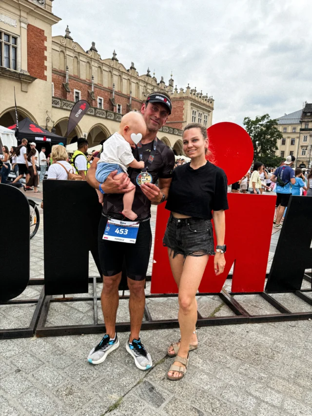 Od 2023 roku, jakoś w okolicy swoich urodzin, @pan_tomm startuje na zawodach z charakterystycznym czerwonym M w logo. 🏊🏼‍♂️🚴🏽‍♂️🏃🏽‍♂️

Dwa razy Ironman 70.3 w Gdyni (pierwszy start w formule bike&run ze względu na warunki na morzu), w 2025 pełen dystans Ironman w Kalmarze, a w 2026 ponownie połówka, czyli Ironman 70.3 w Krakowie.

Ale tym razem po raz pierwszy jako TATA! ♥️

Jestem z niego ogromnie dumna i to on motywuje mnie do moich treningów - często mimo zmęczenia i niewyspania. 💪🏽

________________________

Tak spędziliśmy miniony weekend w Krakowie, a dziś - 06.08. - to właśnie ten wyjątkowy dzień, więc świętujemy (na miarę naszych aktualnych rodzicielskich możliwości 🙈).

Wszystkiego najlepszego, @pan_tomm! 🥳

#ironmantri #ironmankraków #ironman703 #triathlonfamily #triathletes