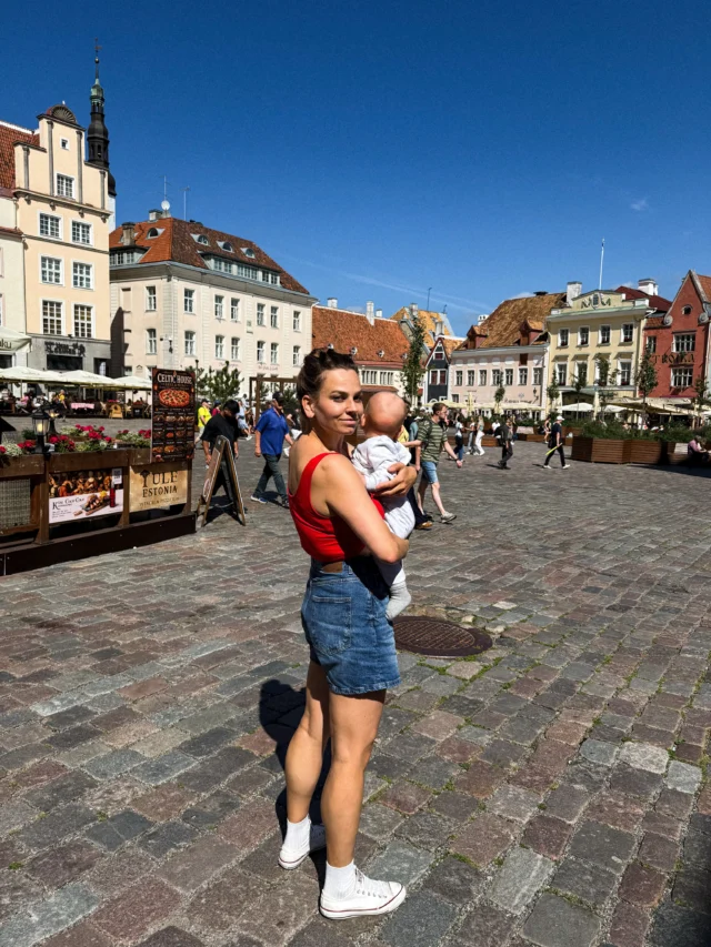 Dziś będzie podróżniczo - o naszej wycieczce do Tallinna w połowie lipca. 🇪🇪

Wpadłam na ten pomysł trochę spontanicznie, przy okazji planszy na stories z krajami Europy do „odhaczenia”. ☑️

Po pierwsze chciałam sprawdzić, czy to, że nasz Bobas tak dobrze zniósł pierwszy lot samolotem to był przypadek, czy on naprawdę to polubił 🥰

Po drugie, w Estonii jeszcze nie byliśmy, a z racji jej położenia, wydawała się całkiem przyjaznym pogodowo miejscem w samym środku wakacji (okazało się, że było cieplej niż w Gdyni - ale nadal do zniesienia). 🌞

Maksiu zdał na szóstkę z plusem - wygląda na to, że on naprawdę lubi z nami podróżować i żaden lot mu nie straszny (a podczas lądowania w Gdańsku nawet zaczął się śmiać, gdy samolot lekko odbił się od pasa 😃). ✈️

Sam Tallinn to urokliwe miejsce, choć po starym mieście momentami ciężko było poruszać się z wózkiem. Wtedy do akcji wkraczała mama i brała Bobasa na rączki, bo przecież nie można nie wejść na punkt widokowy przez jakieś kocie łby, prawda? 🧐

Co się zmieniło? Poza tym, że nasz Mini Człowiek odkrywa z nami świat - mama teraz pije tylko piwo 0,0% i musi robić w drodze przystanki na karmienie cycem 🤱🏽

Śpimy z @pan_tomm też trochę mniej i zwiedzamy trochę wolniej, ale za nic we Wszechświecie byśmy tego nie zmienili! ♥️

Byłeś/aś już w Tallinnie? 🇪🇪 A może też podróżujecie z niemowlakiem? 👶🏼

#tallinn #estonia #podrozezniemowlakiem #rodzinawpodróży