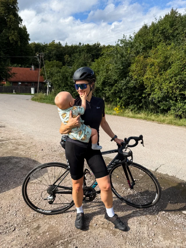 Pierwszy od dwóch lat trening „na zakładkę”! 🥹💪🏽♥️

Rower 20 km, bieganie 5 km i powrót rowerem do domu - 12 km… 🚴🏽‍♀️🏃🏽‍♀️

Takie trenowanie przy niemowlaku wymaga nieco bardziej zaawansowanej logistyki, ale od zawsze powtarzam, że NIEMOŻLIWE NIE ISTNIEJE! 🙌🏽

@pan_tomm (który zresztą też miał rano długi bieg, a wczoraj robił zakładkę) z Maksiem przyjechali do mnie do Sopotu na spacer. Nie obyło się bez karmienia w plenerze 🤱🏽 - w końcu Bobas ma dopiero niecałe 10 miesięcy, a moja laktacja ma się bardzo dobrze 😍

Na trening wybrałam górzystą Pętlę Reja 🚵🏽‍♀️ i z początku chciało mi się płakać nad moją kondycją 🙈 ale już powrót był całkiem spoko, jakbym dopiero się rozgrzała 🤭

No i to bieganie też wyszło ok, mimo wystrzelonego w kosmos tętna na początku - zegarek zasugerował odpoczynek, ale tak się składa, że nigdy go nie słucham 😜

Co aktualnie trenujecie? Robicie też treningowe „zakładki”?

#fitmama #kolarstwo #bieganie #triathlon #triathlonmotivation