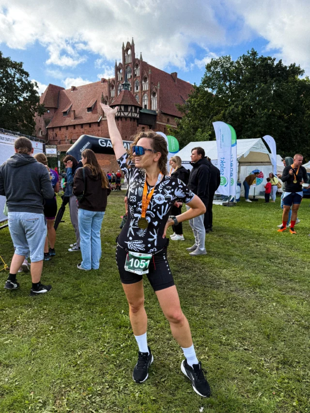 Nie sądziłam, że to nastąpi tak szybko… 🥹 Castle Triathlon Malbork, dystans 1/8 Ironman zaliczony. 🏊🏼‍♀️🚴🏽‍♀️🏃🏽‍♀️

Po dwóch latach przerwy. 🤯

Po cesarce. 🤰🏽

Jako mama niespełna 10-miesięcznego niemowlaka. ♥️

Nadal karmiąc piersią... 🤱🏽

Jeszcze 2 miesiące temu nawet nie marzyłam, że w tym roku wrócę do triathlonu.

🌱 Myśl o tym zaczęła mi kiełkować w głowie w połowie lipca, gdy poszliśmy z @pan_tomm i Maksem kibicować na trasie Ironman 70.3 w Gdyni.

Decyzję o starcie w Malborku podjęliśmy 4 sierpnia, gdy okazało się, że są jeszcze dostępne miejsca i noclegi. ✌🏽

Tomek zapisał się na połówkę Ironmana na zakończenie sezonu - trzeci jego start na tym dystansie w 2026 roku.

No i zrobiliśmy to… 🙌🏽 nie do końca wyspani, z czasem wolnym zredukowanym do jakichś 20%, ale szczęśliwi 😍 

Zaliczyliśmy triathlonowy weekend jako 3-osobowa rodzina, bo nasz synek oczywiście był z nami i kibicował dzielnie na trasie (albo spał 🙈). W sumie w 2025 też z nami tutaj był, tylko że u mamy w brzuchu… 🤭

A za rok szykujemy się na biegi malucha! 💪🏽

Triathlonowe mamy - jesteście tutaj? Dajcie znać! 🙋🏽‍♀️

#niemozliwenieistnieje #castletriathlon #malbork #triathletemom #triathlonpolska